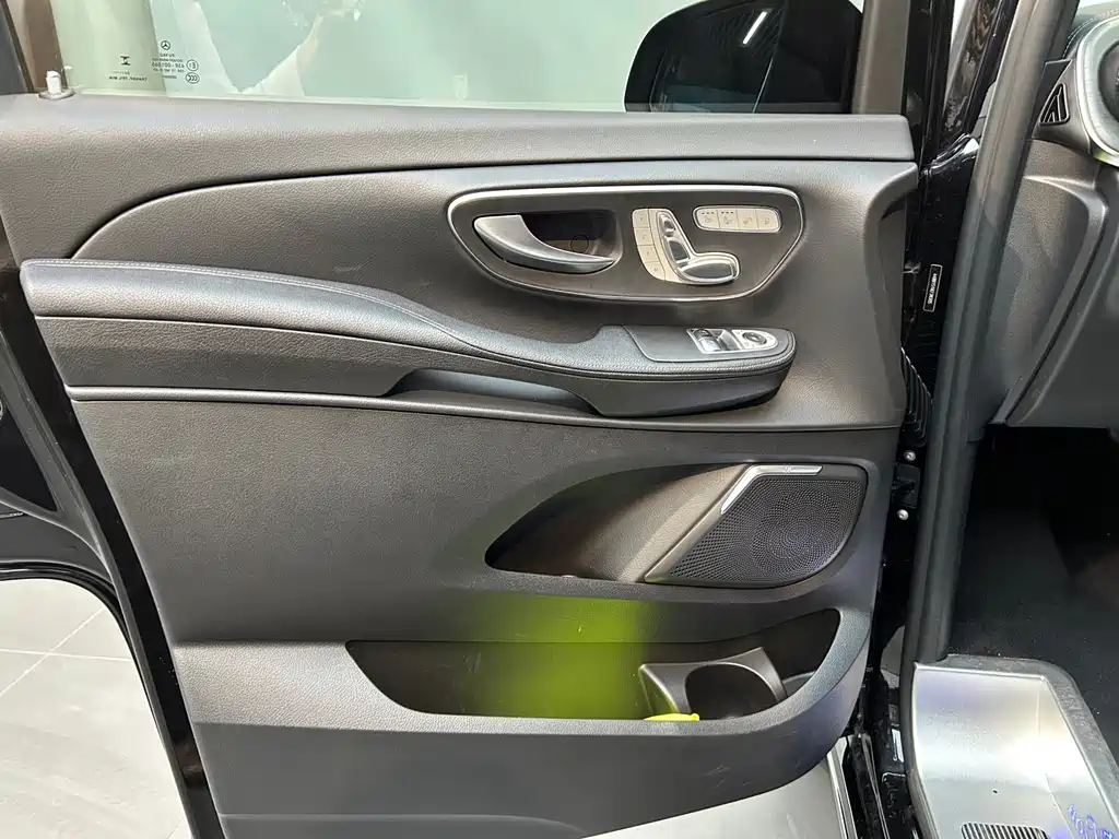 Mercedes-Benz V-Class 2025 — фото 17