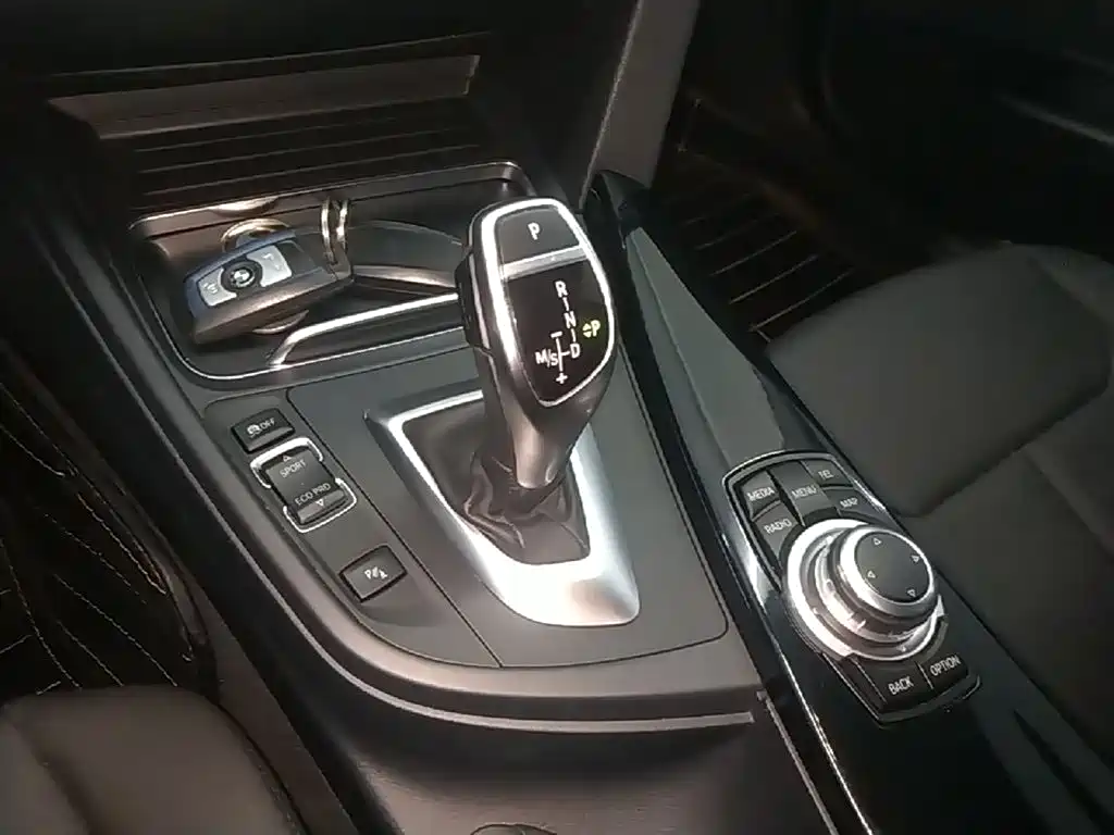 BMW 3 Series 2017 — фото 14