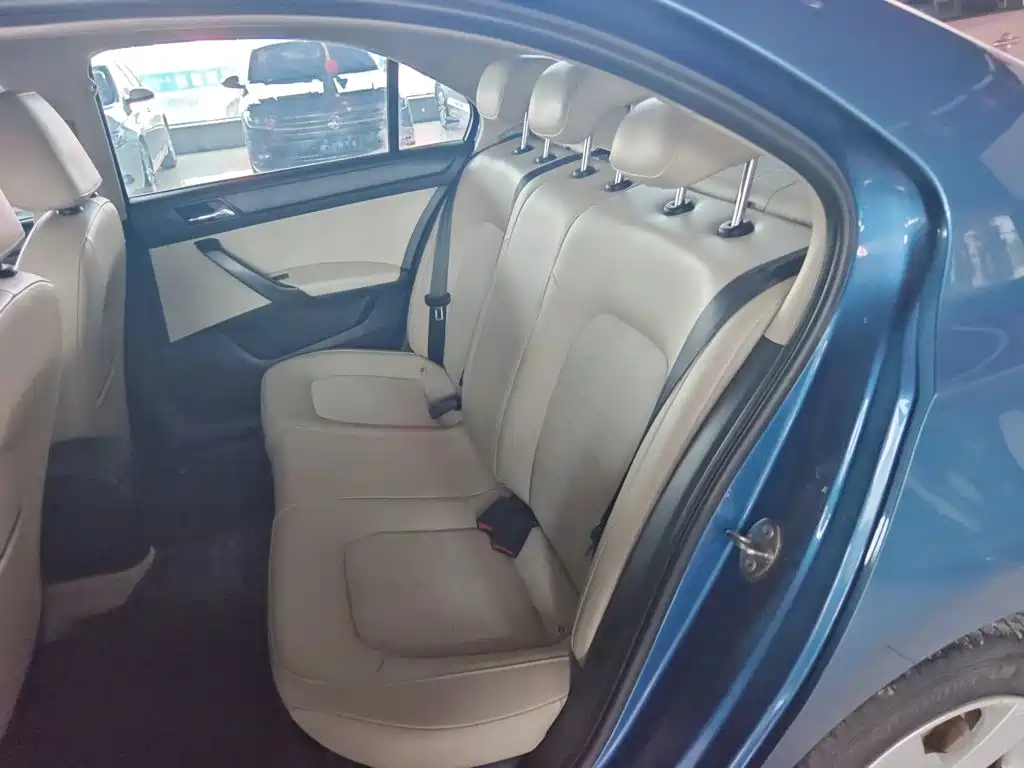 Skoda Rapid 2015 — фото 10