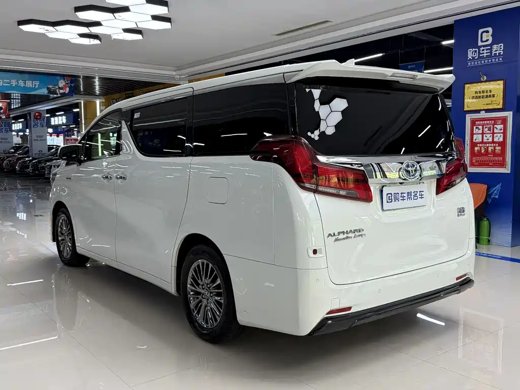 Toyota Alphard 2023 — фото 18