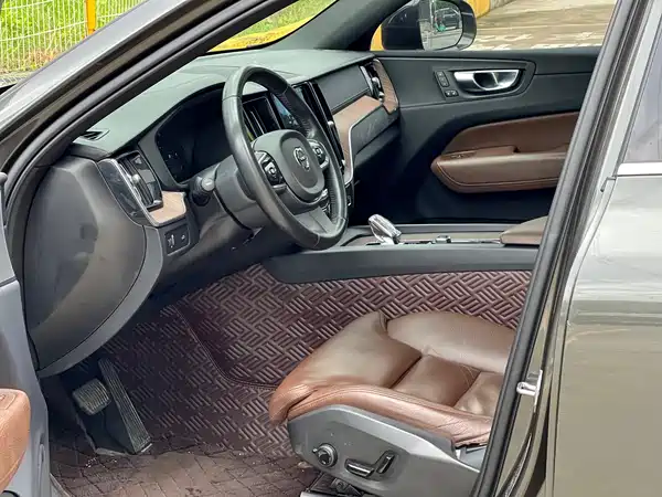 Volvo XC60 2022