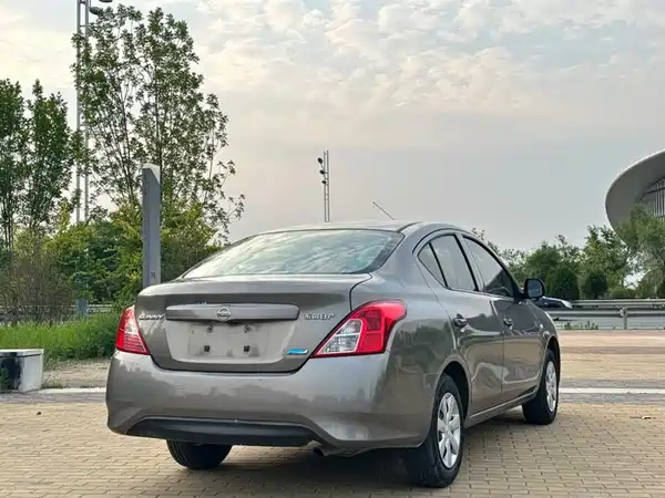 Nissan Sunny 2015
