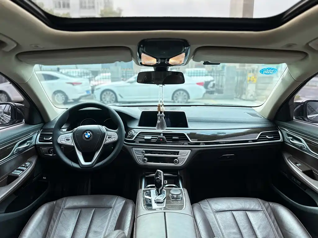 BMW 7 Series 2017 — фото 13