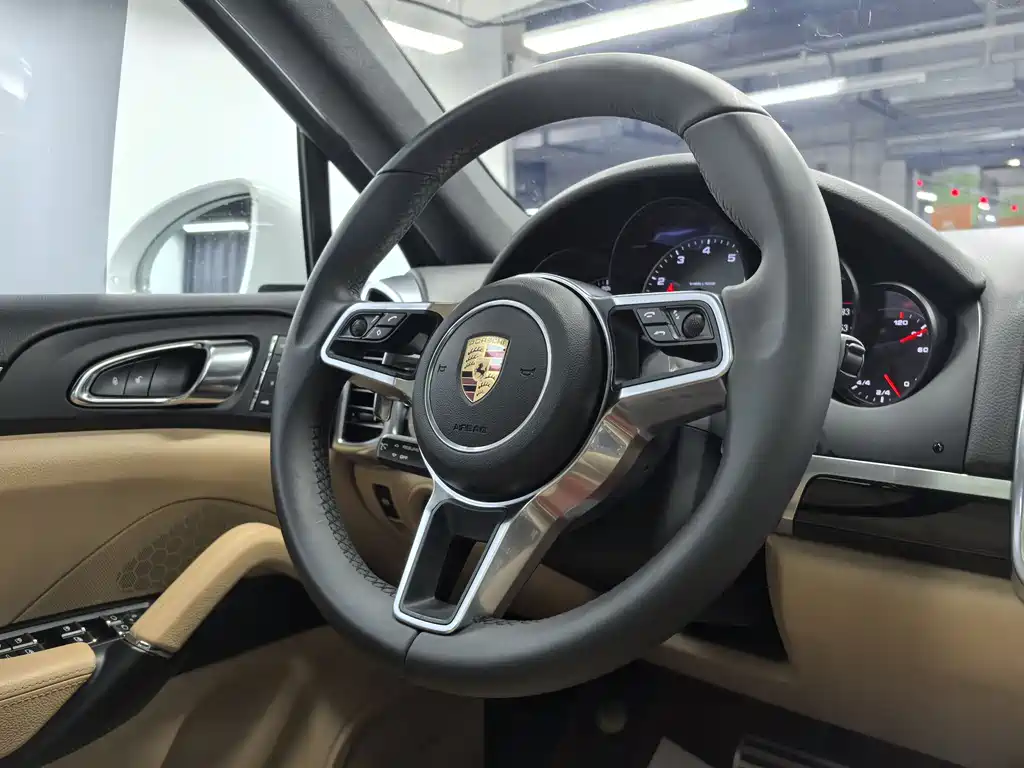 Porsche Cayenne 2016 — фото 9