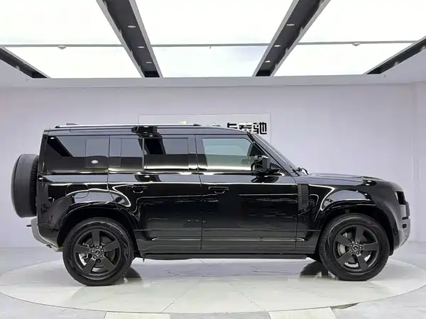 Land Rover Defender 2024