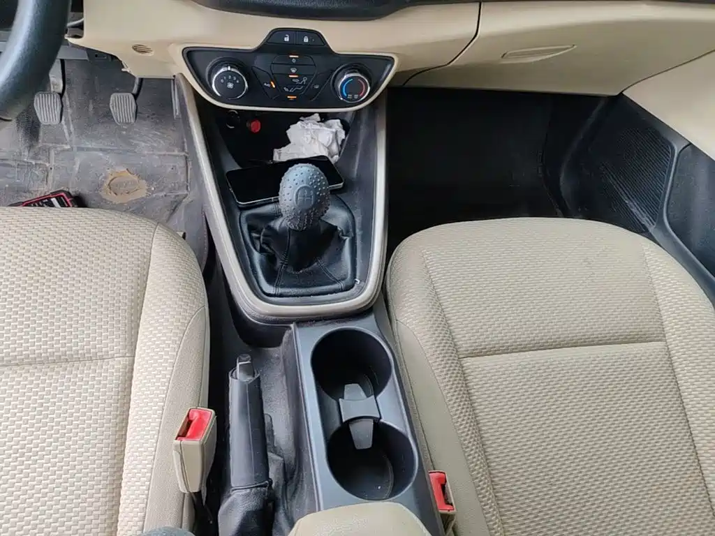 Ford Escort 2015 — фото 14