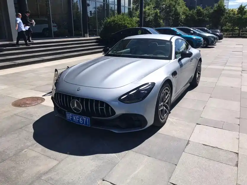 Mercedes-Benz AMG GT 2025 — фото 1
