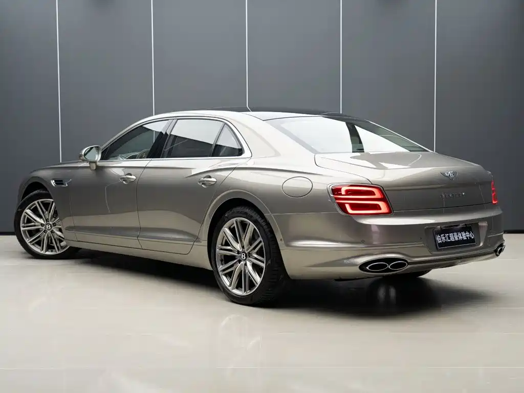 Bentley Flying Spur Plug-In Hybrid 2023 — фото 5