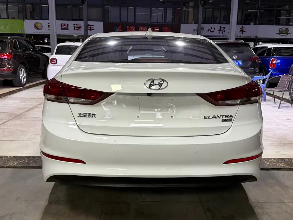 Hyundai Elantra 2018 — фото 15