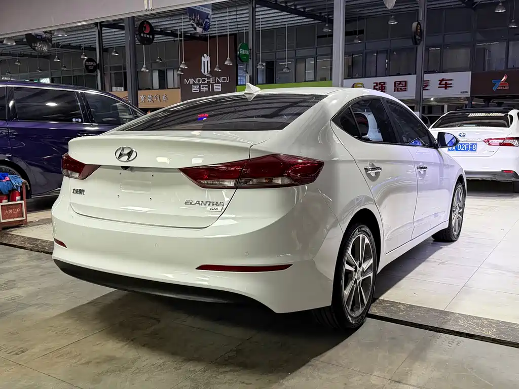 Hyundai Elantra 2018 — фото 16