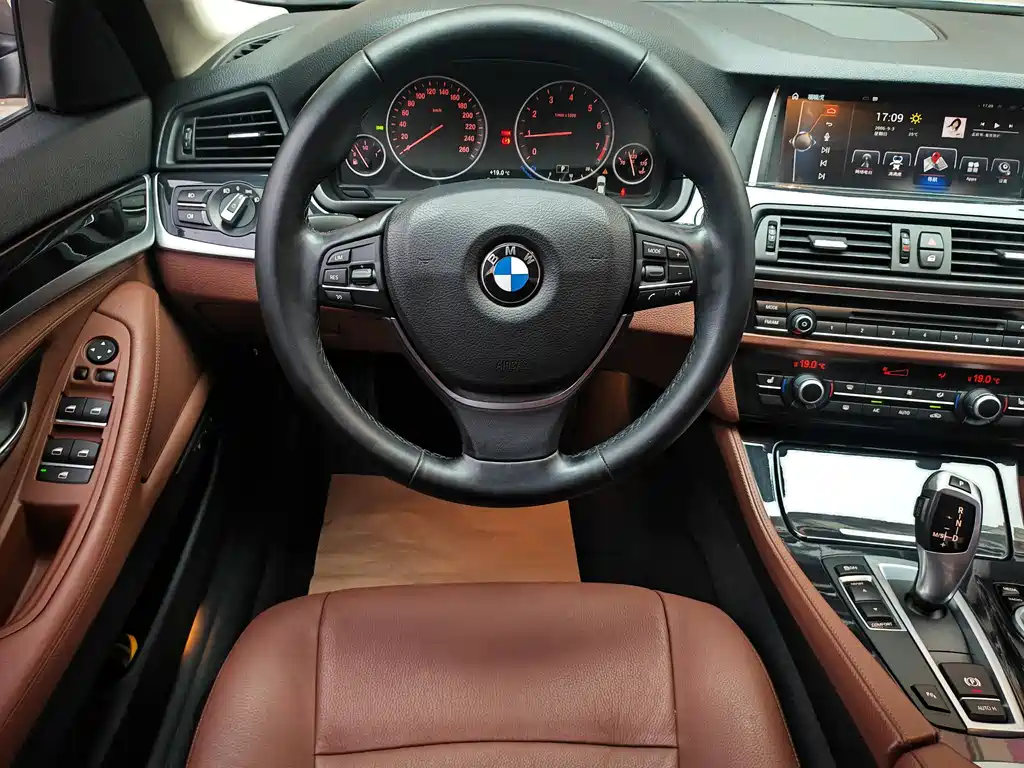 BMW 5 Series 2017 — фото 11