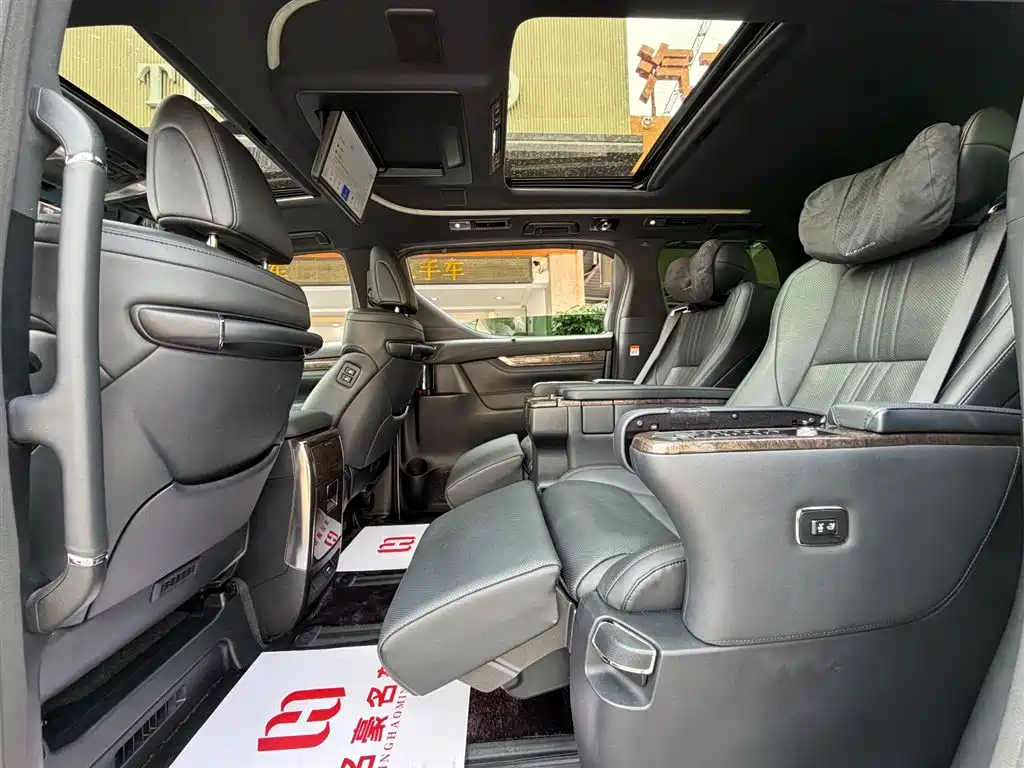 Toyota Alphard 2023 — фото 10