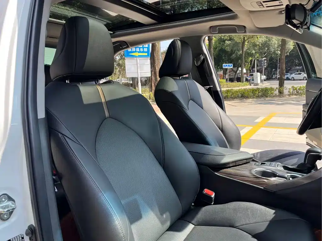 Toyota Camry 2019 — фото 30