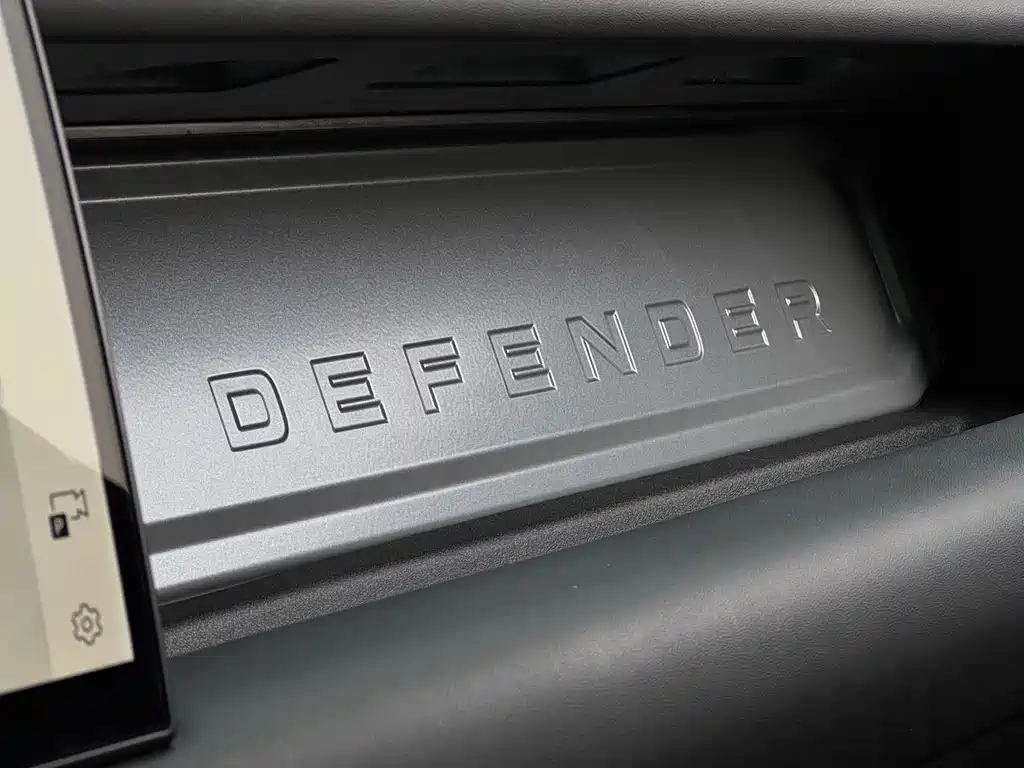 Land Rover Defender 2024 — фото 25