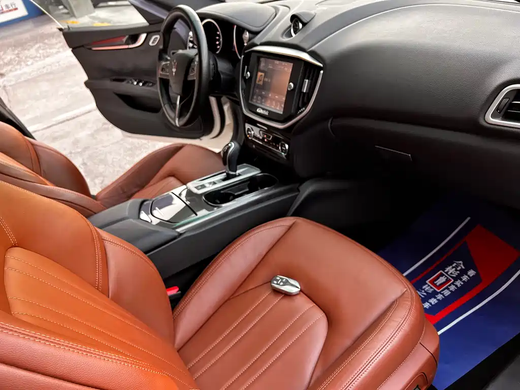 Maserati Ghibli 2015 — фото 31
