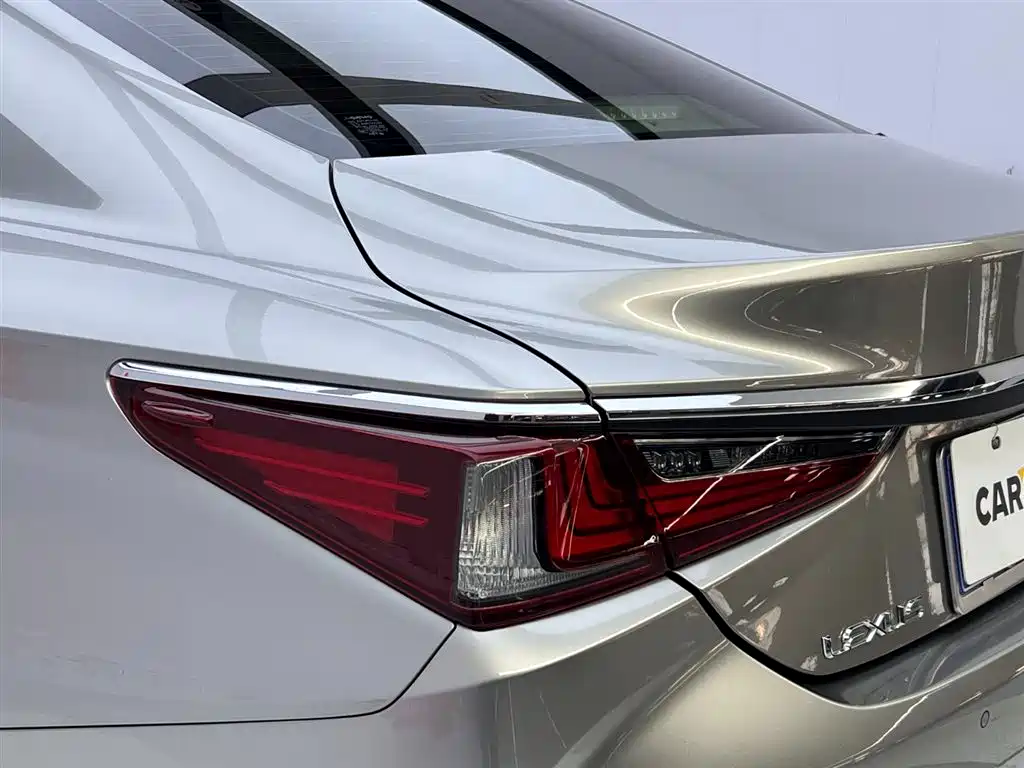 Lexus ES 2022 — фото 12
