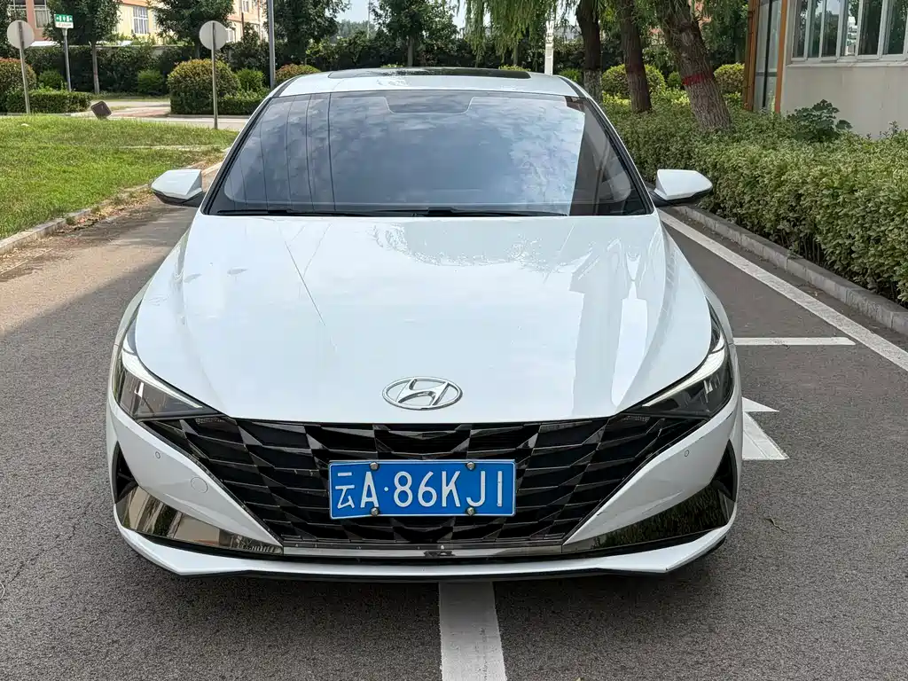 Hyundai Elantra 2023 — фото 1
