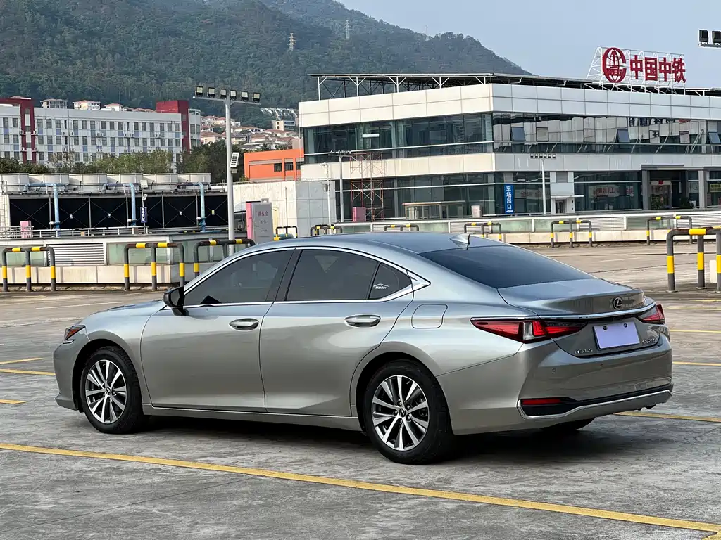 Lexus ES 2019 — фото 2