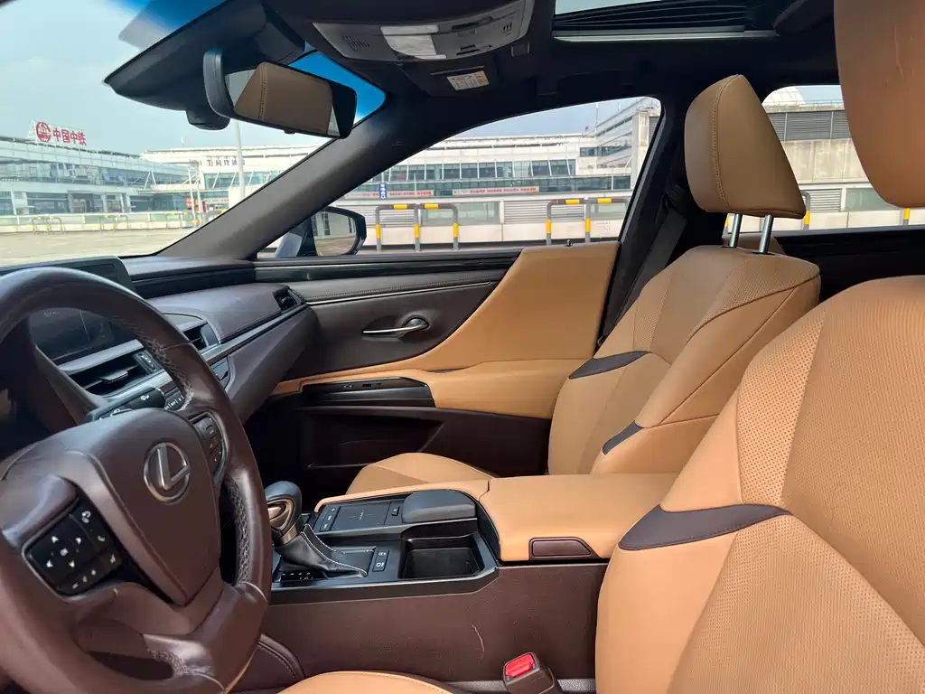 Lexus ES 2019 — фото 16