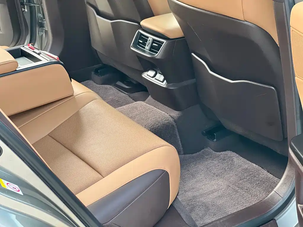 Lexus ES 2019 — фото 10
