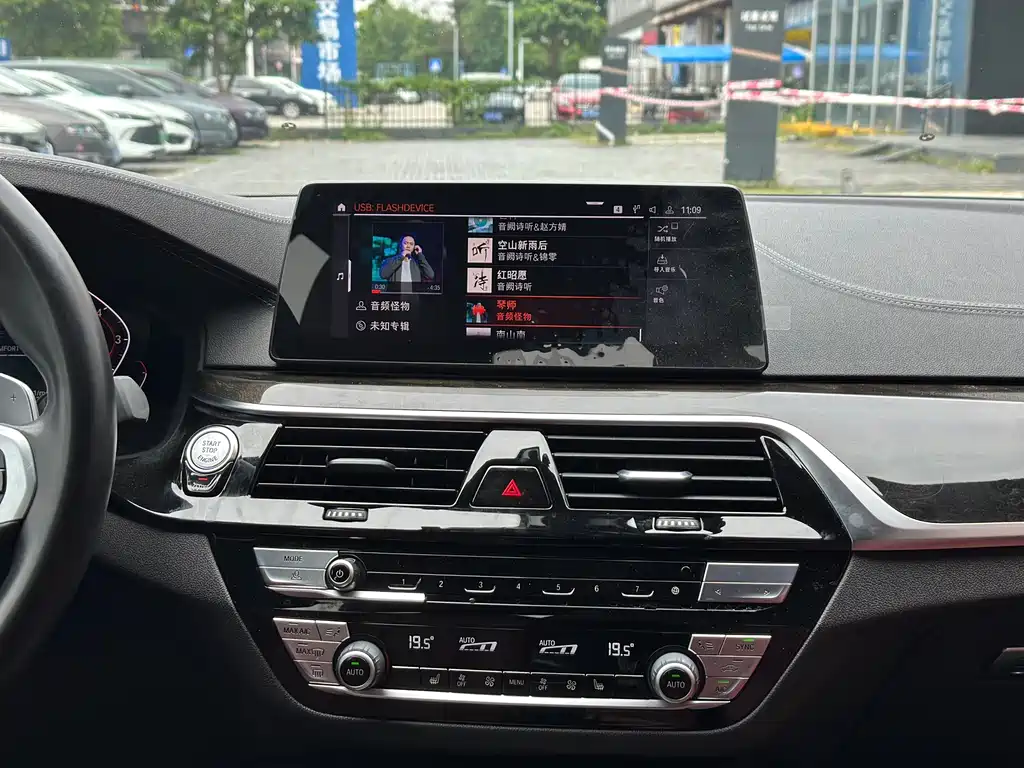 BMW 5 Series 2019 — фото 11