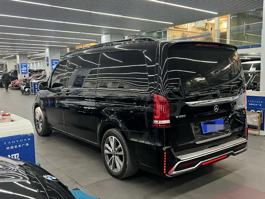 Mercedes-Benz V-Class 2023 — фото 12
