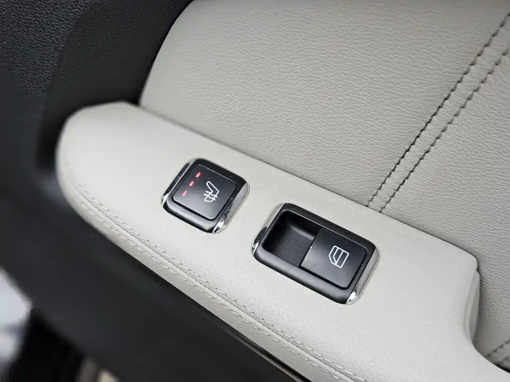 Mercedes-Benz E-Class 2010 — фото 18