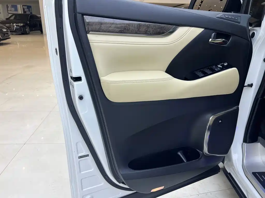 Toyota Alphard 2022 — фото 13