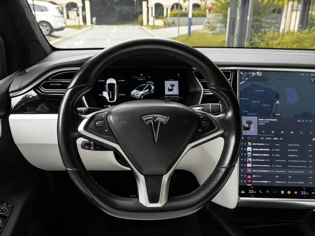 Tesla Model X 2017 — фото 11