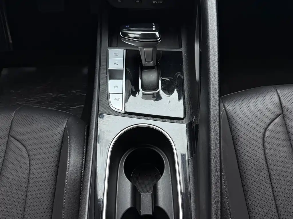 Hyundai Elantra 2023 — фото 15