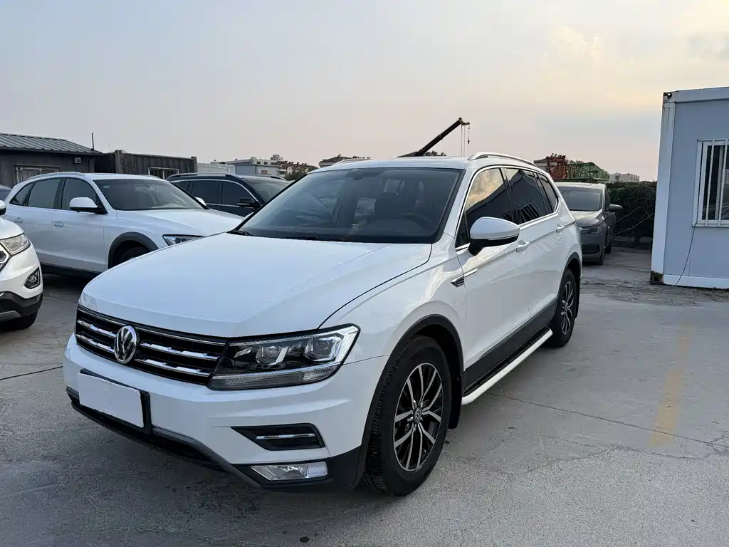 Volkswagen Tiguan L 2017 — фото 1