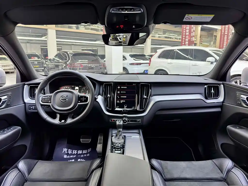 Volvo XC60 2019 — фото 11