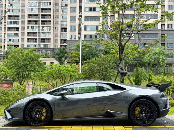 Lamborghini Huracan 2022
