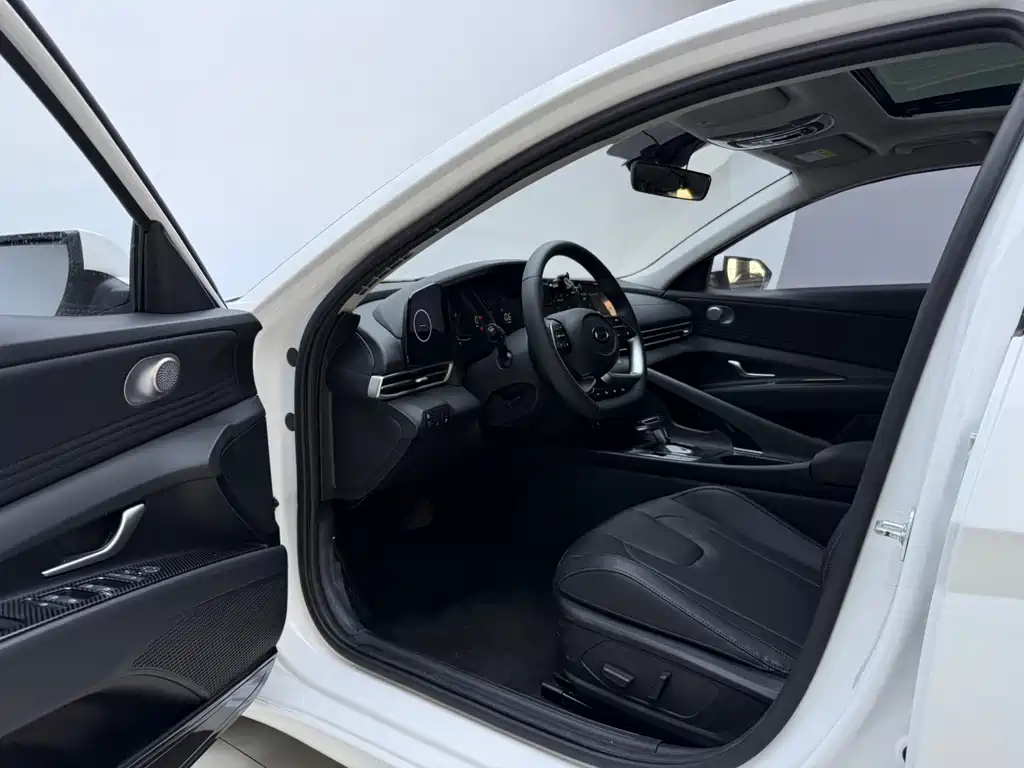 Hyundai Elantra 2023 — фото 21