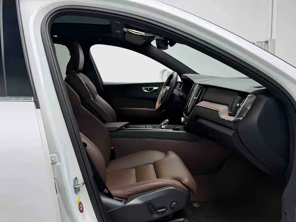 Volvo XC60 2022 — фото 7
