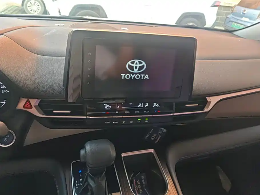 Toyota Sienna 2023 — фото 13