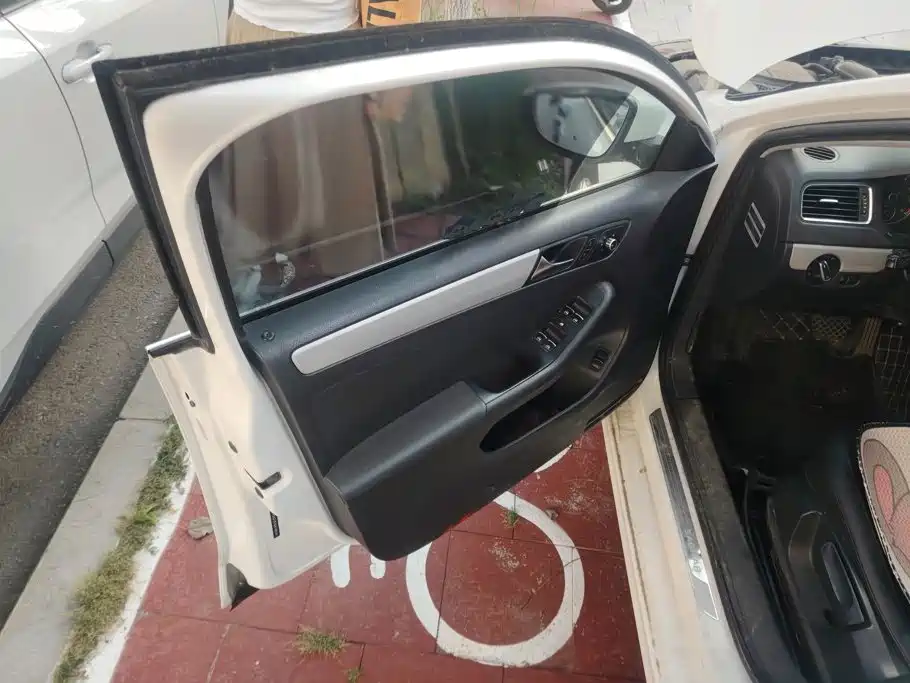 Volkswagen Sagitar 2014