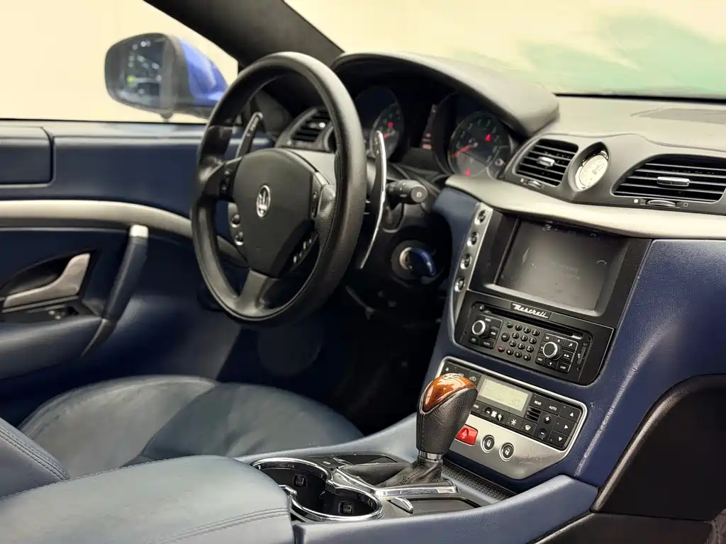 Maserati GranTurismo 2015 — фото 12