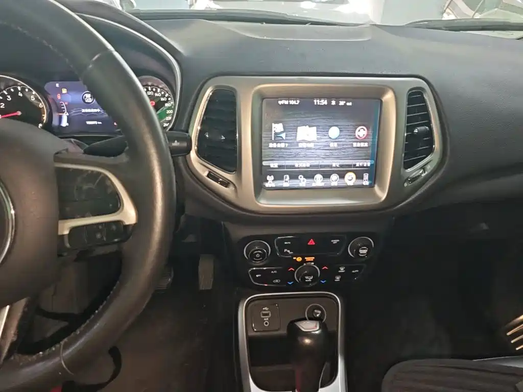 Jeep Compass 2018 — фото 13