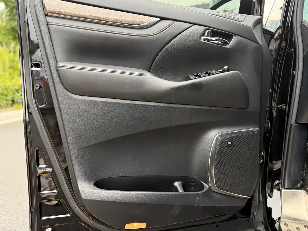 Toyota Alphard 2021 — фото 23