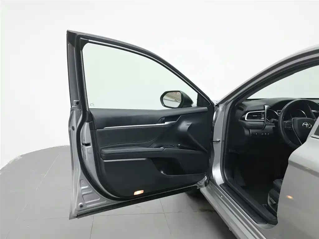 Toyota Camry 2022 — фото 8