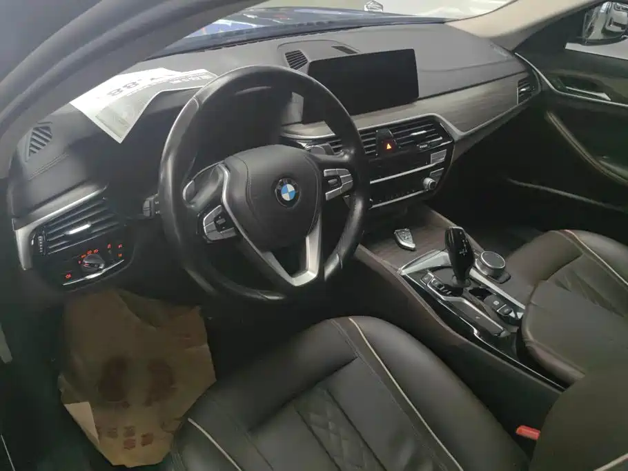 BMW 5 Series 2019 — фото 15