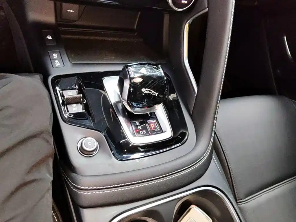 Jaguar E-PACE 2024 — фото 14