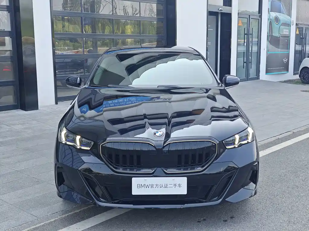 BMW 5 Series 2025 — фото 18