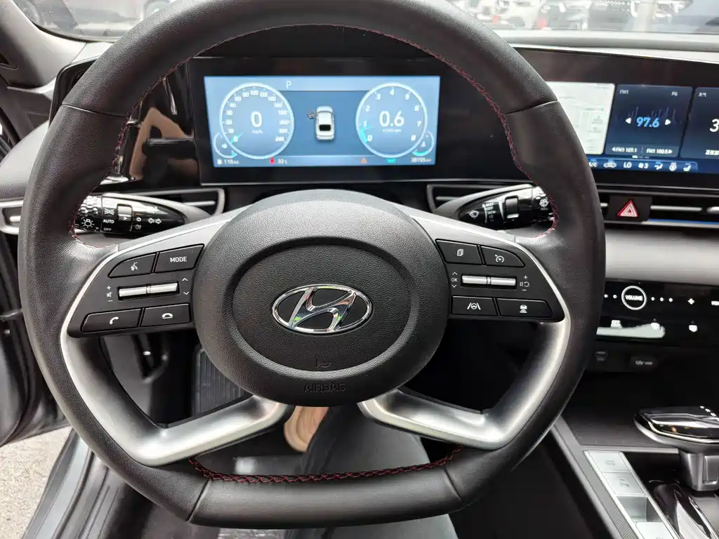 Hyundai Elantra 2023 — фото 11