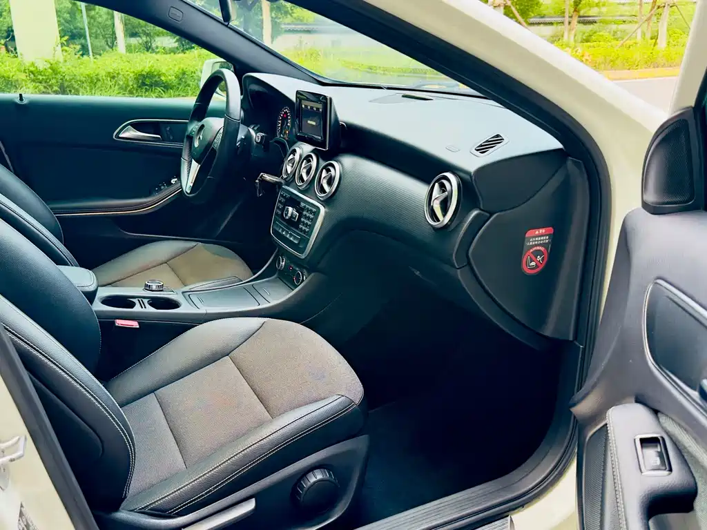 Mercedes-Benz A-Class 2016 — фото 8