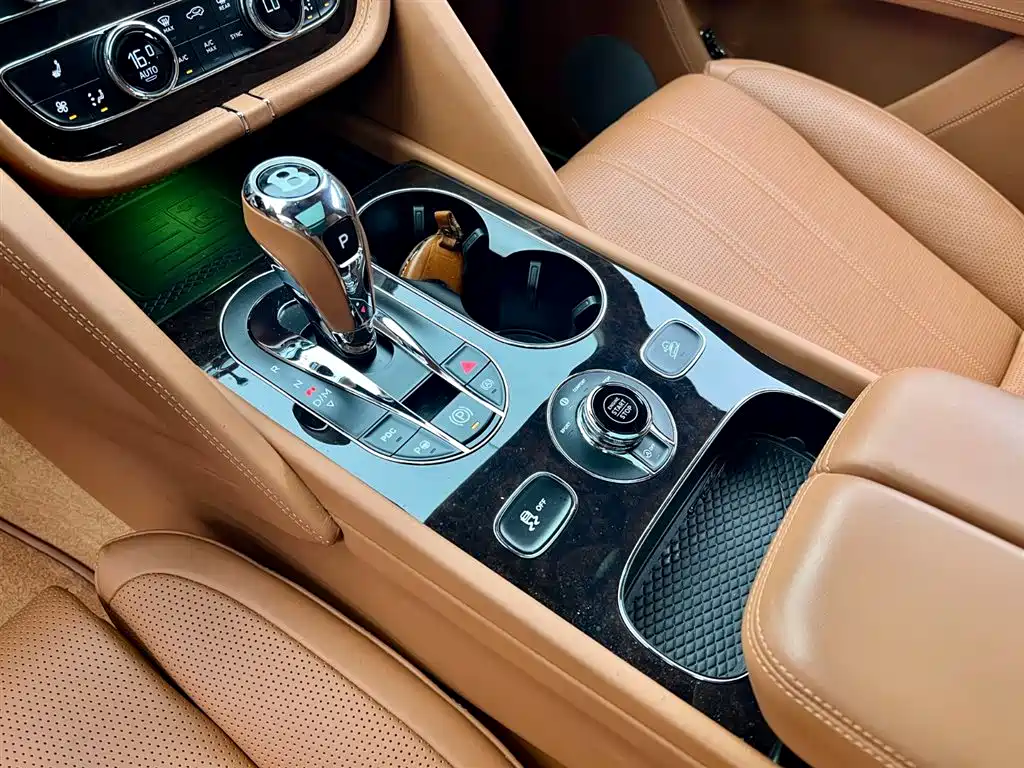 Bentley Bentayga 2021 — фото 10