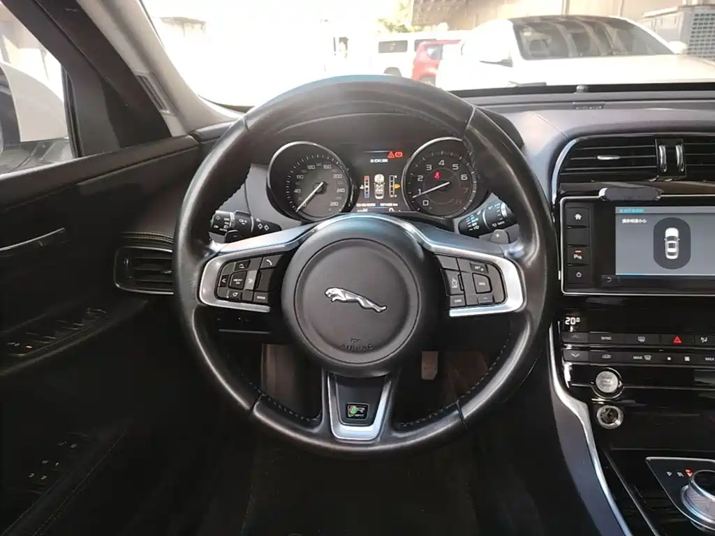 Jaguar XE 2015 — фото 11