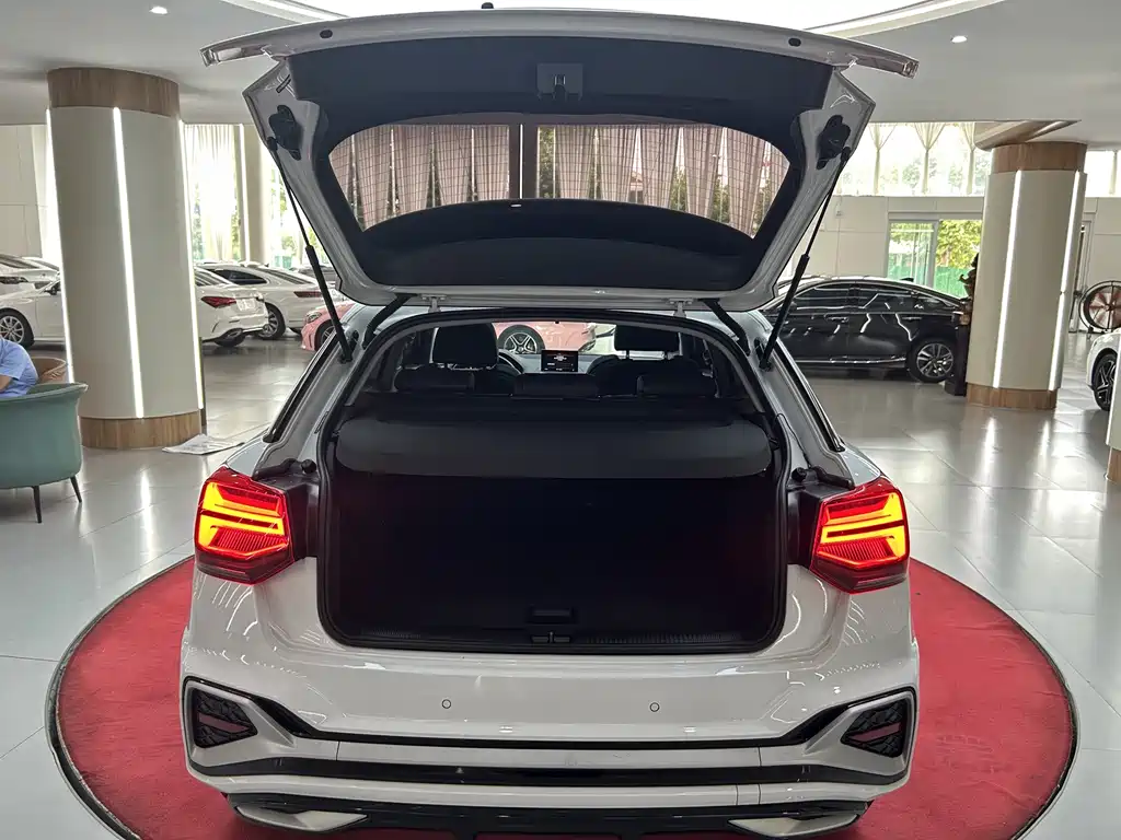 Audi Q2L 2023 — фото 10