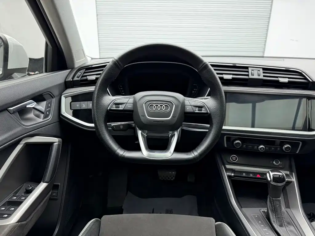 Audi Q3 2021 — фото 11